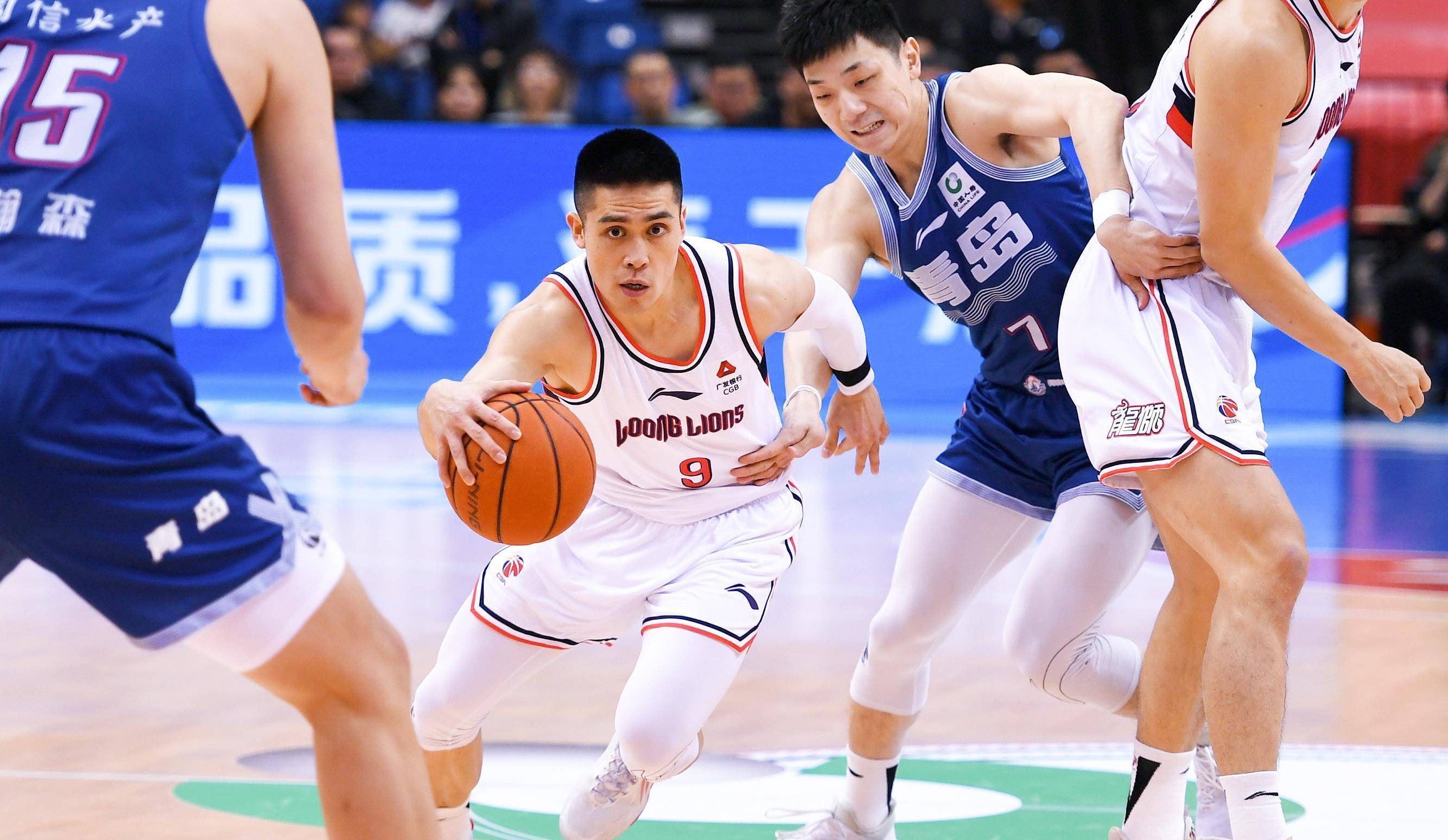 广州男篮遭遇青岛黄海猛攻,主场失利 广州男篮遭遇青岛黄海猛攻,主场失利