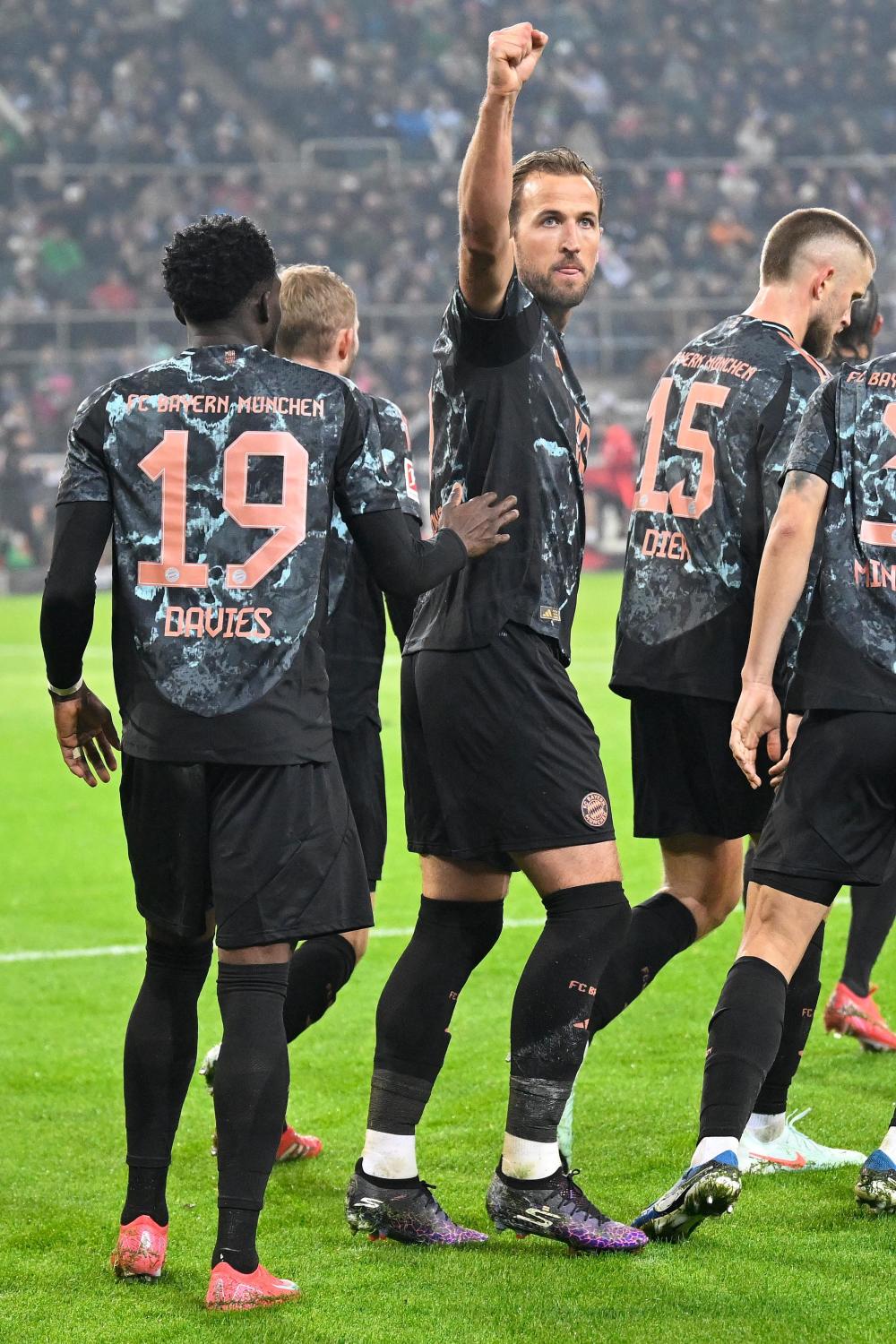 九游体育-德甲球员大动作庆祝进球震动球场