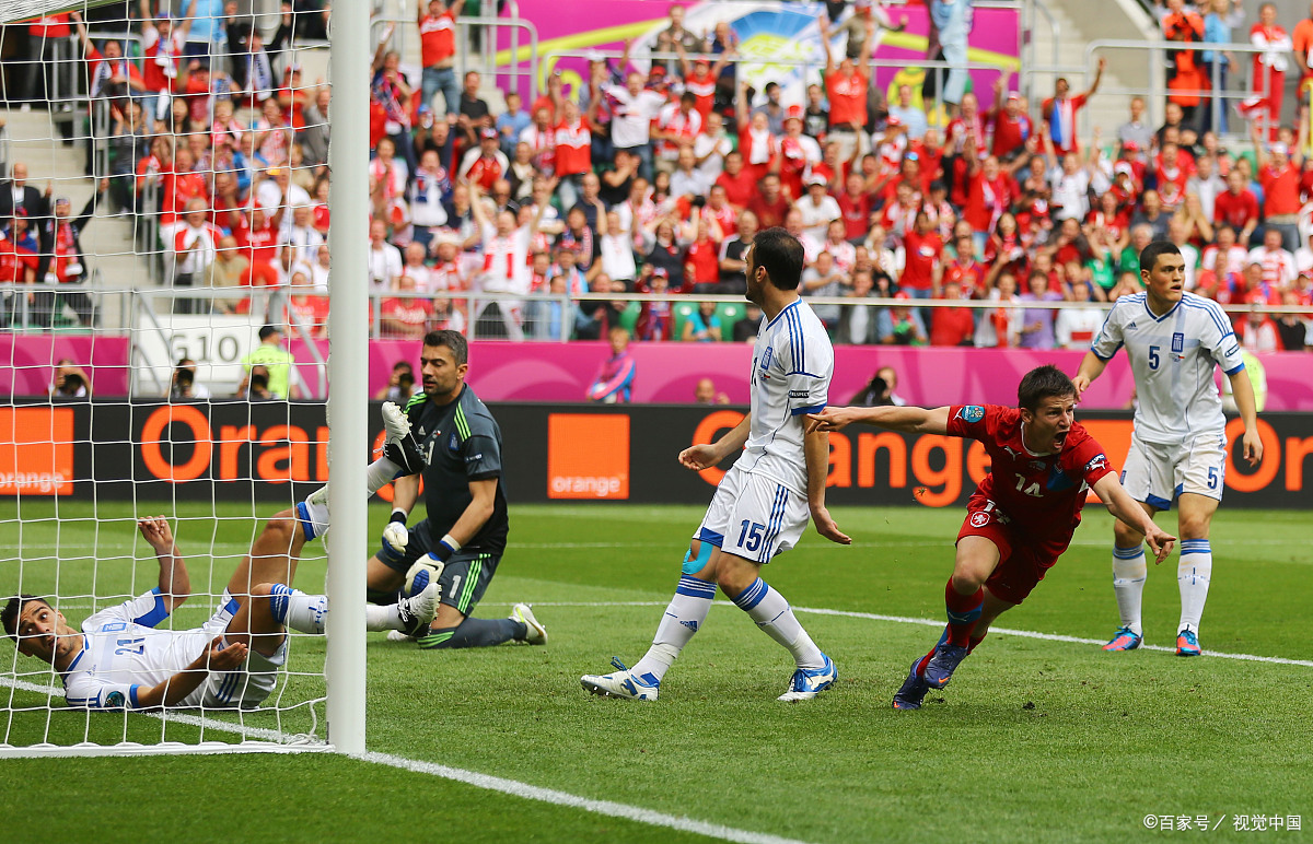 德甲球员大动作庆祝进球震动球场 德甲球员大动作庆祝进球震动球场