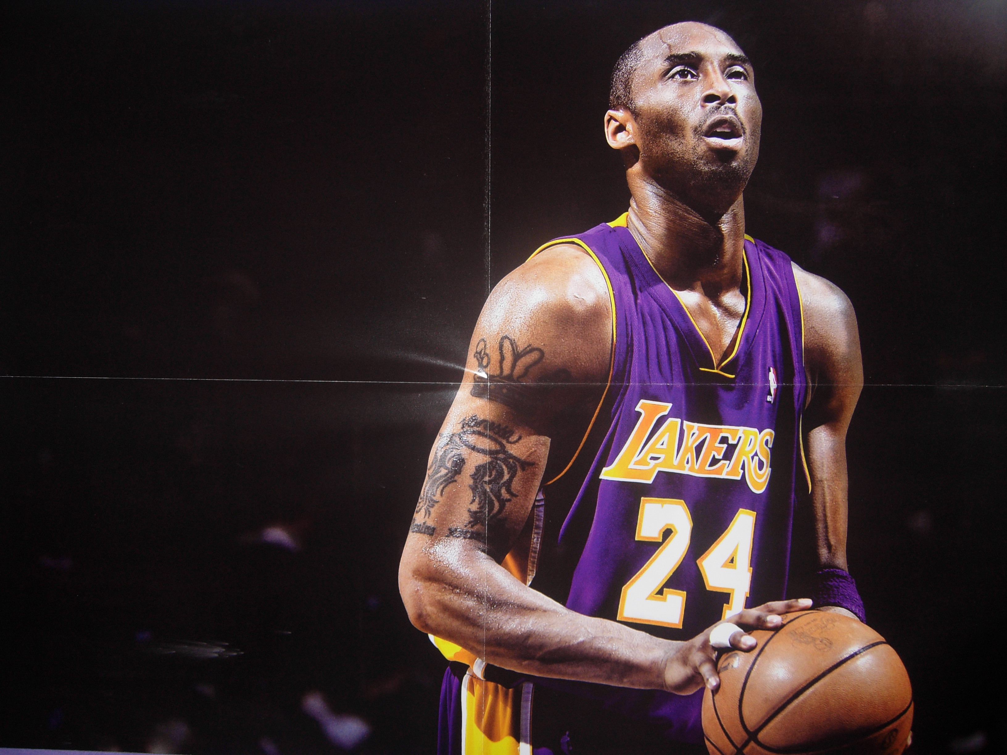 九游体育APP下载-篮球巨星间激烈碰撞，赛场上燃烧激情