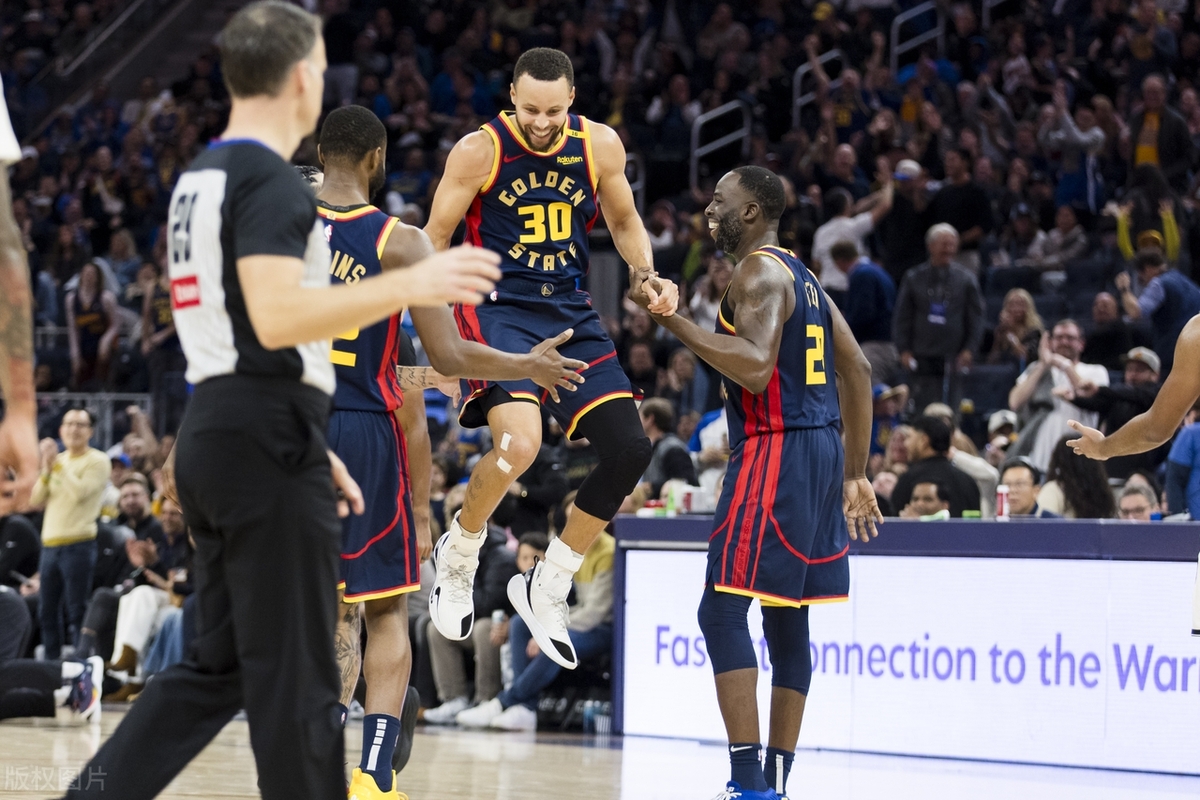 英雄的诞生:一名球员在比赛中成为全场焦点 英雄的诞生:一名球员在比赛中成为全场焦点