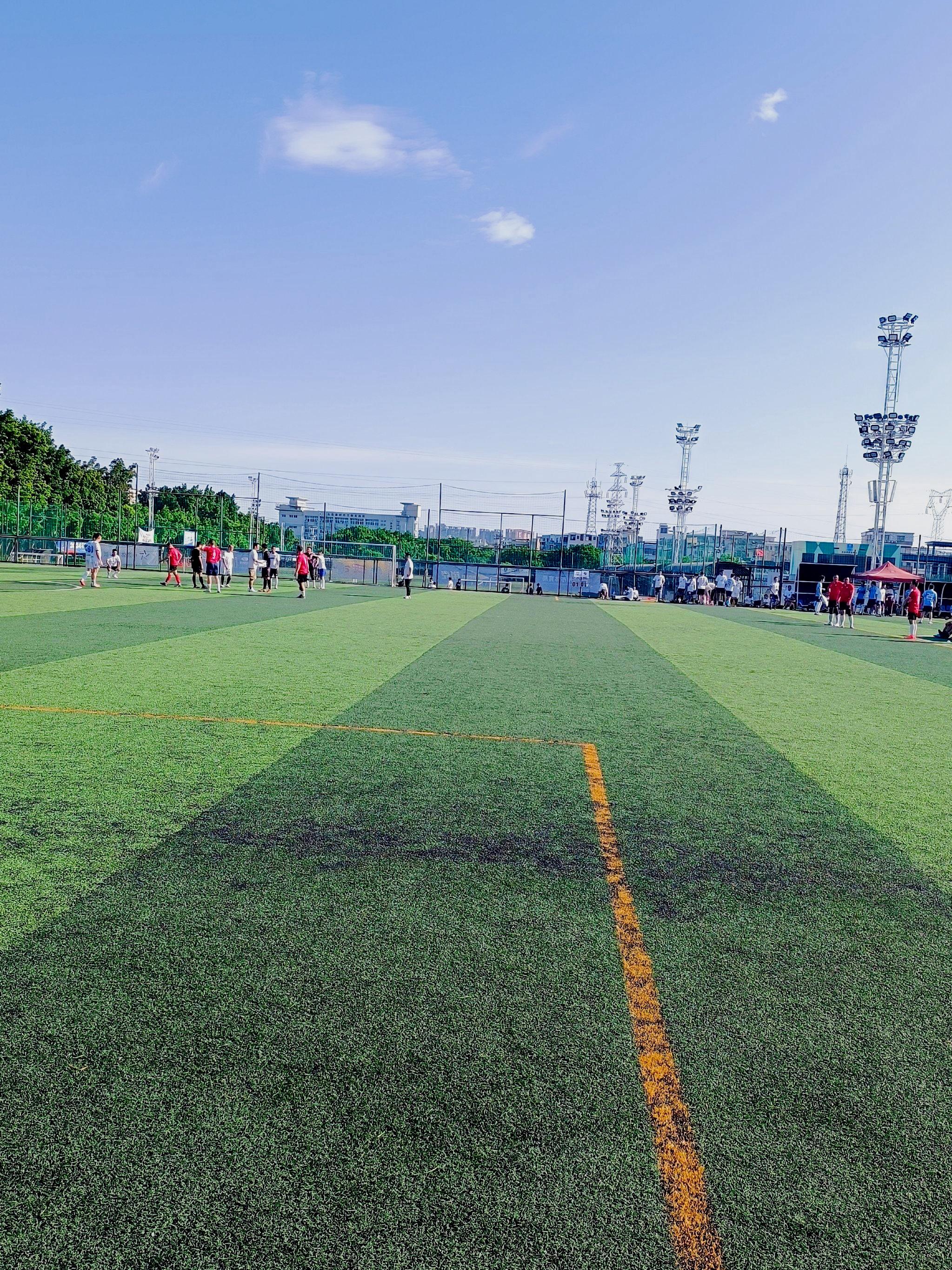 九游娱乐官方网站-一场激烈的足球赛事在国内职业足球联赛中展现出独特魅力，吸引观众眼球的简单介绍