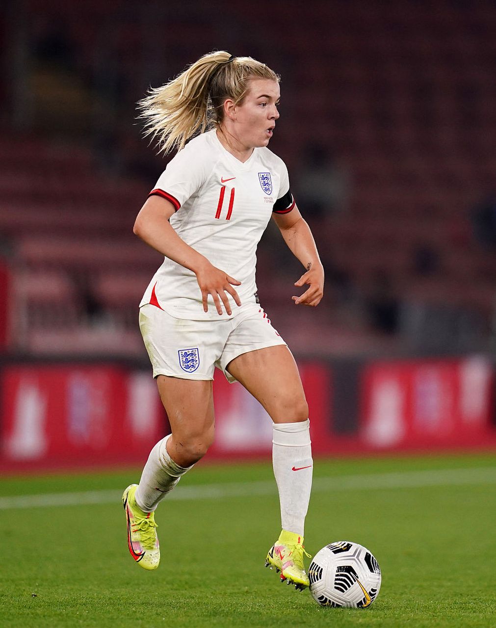 九游中国-足球明星在女足比赛中展现出色表现