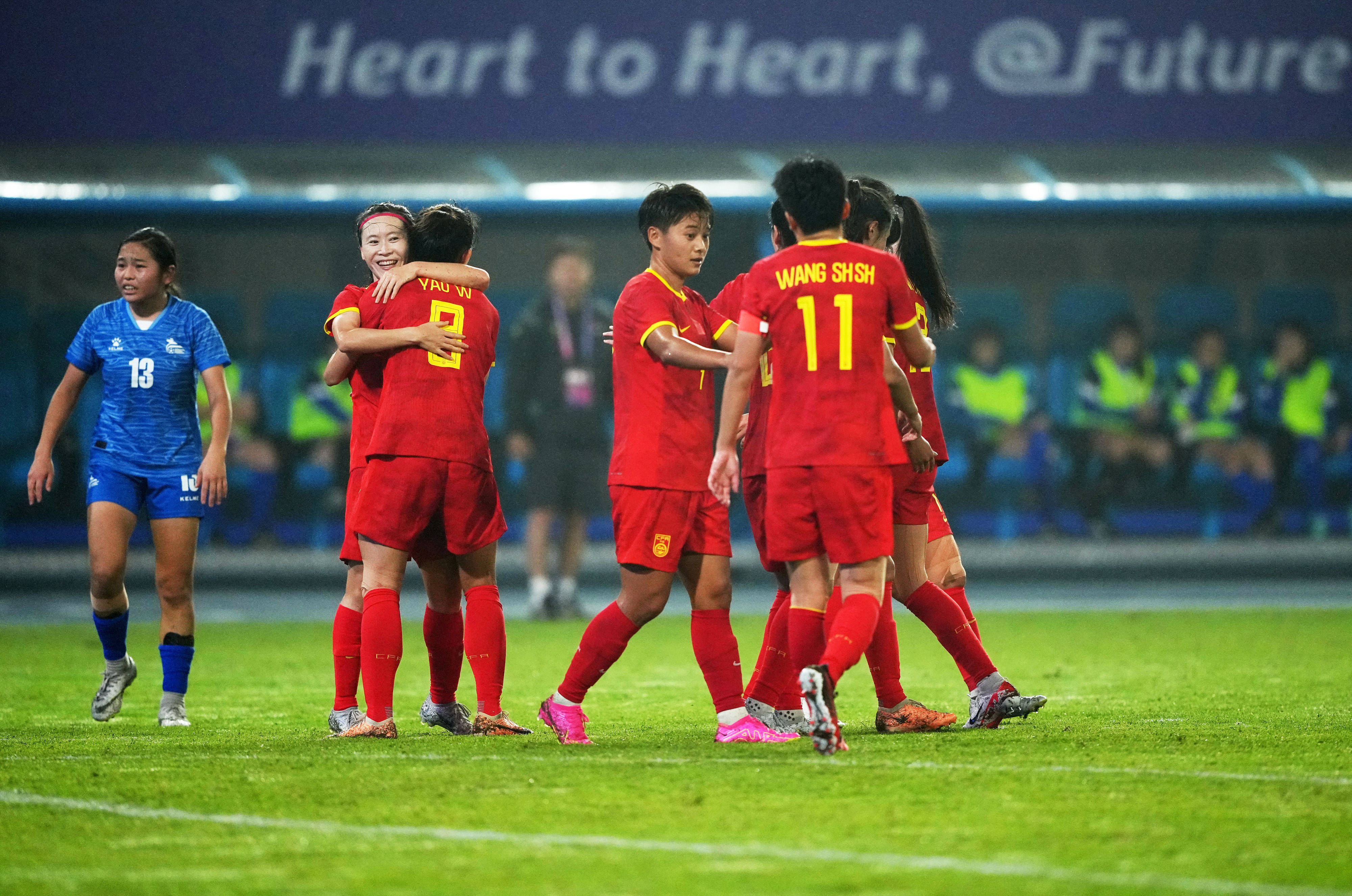 九游体育直播-韩国女足在比赛中摩拳擦掌，势必一决雌雄