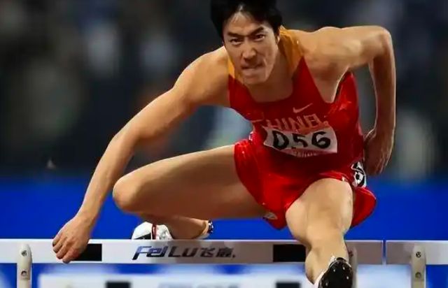 美国田径好手飞驰跃起，惊艳全场