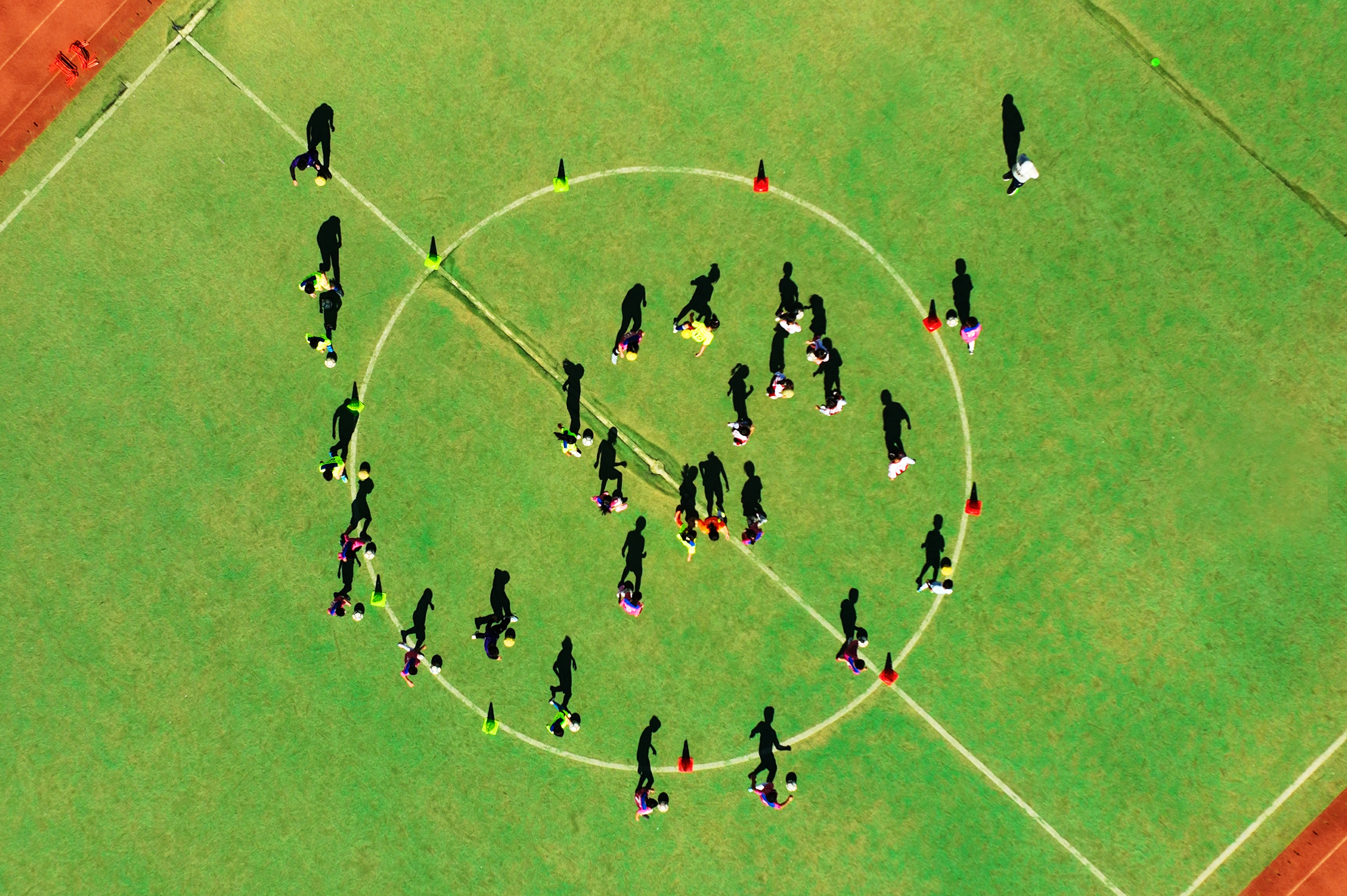 九游娱乐-运动员们在绿茵场上呈现出最完美的状态