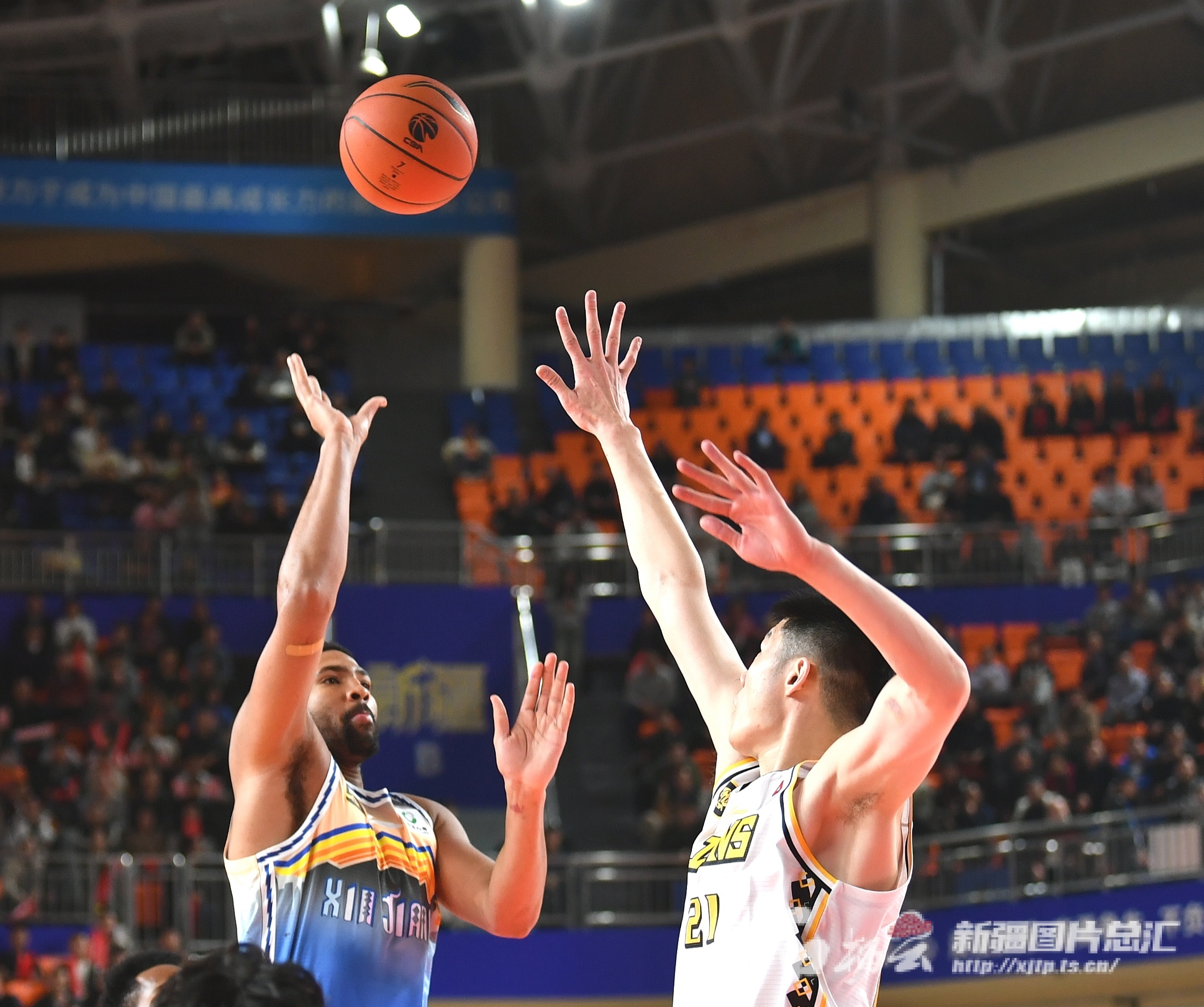 新疆男篮再获胜利,稳定在积分榜前列 新疆男篮再获胜利,稳定在积分榜前列