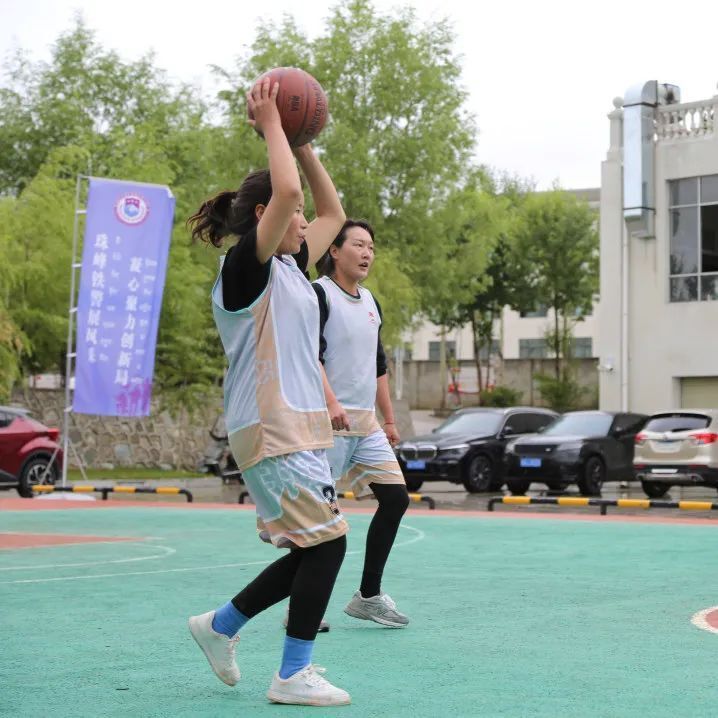 九游游戏-国际足球舞台上，女选手斗志昂扬