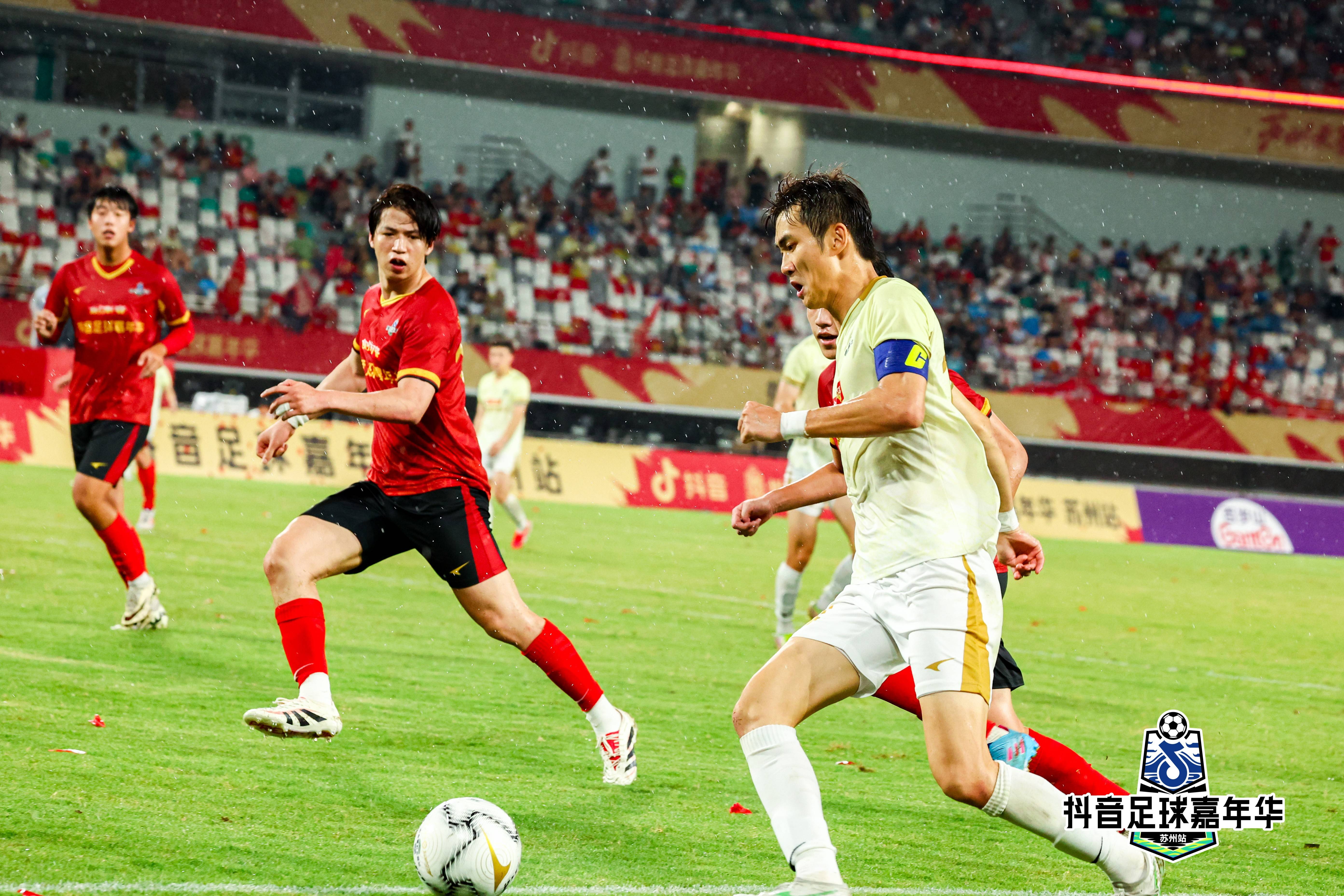 纷纷交锋!两队顶尖足球激烈角逐的简单介绍 纷纷交锋!两队顶尖足球激烈角逐的简单介绍