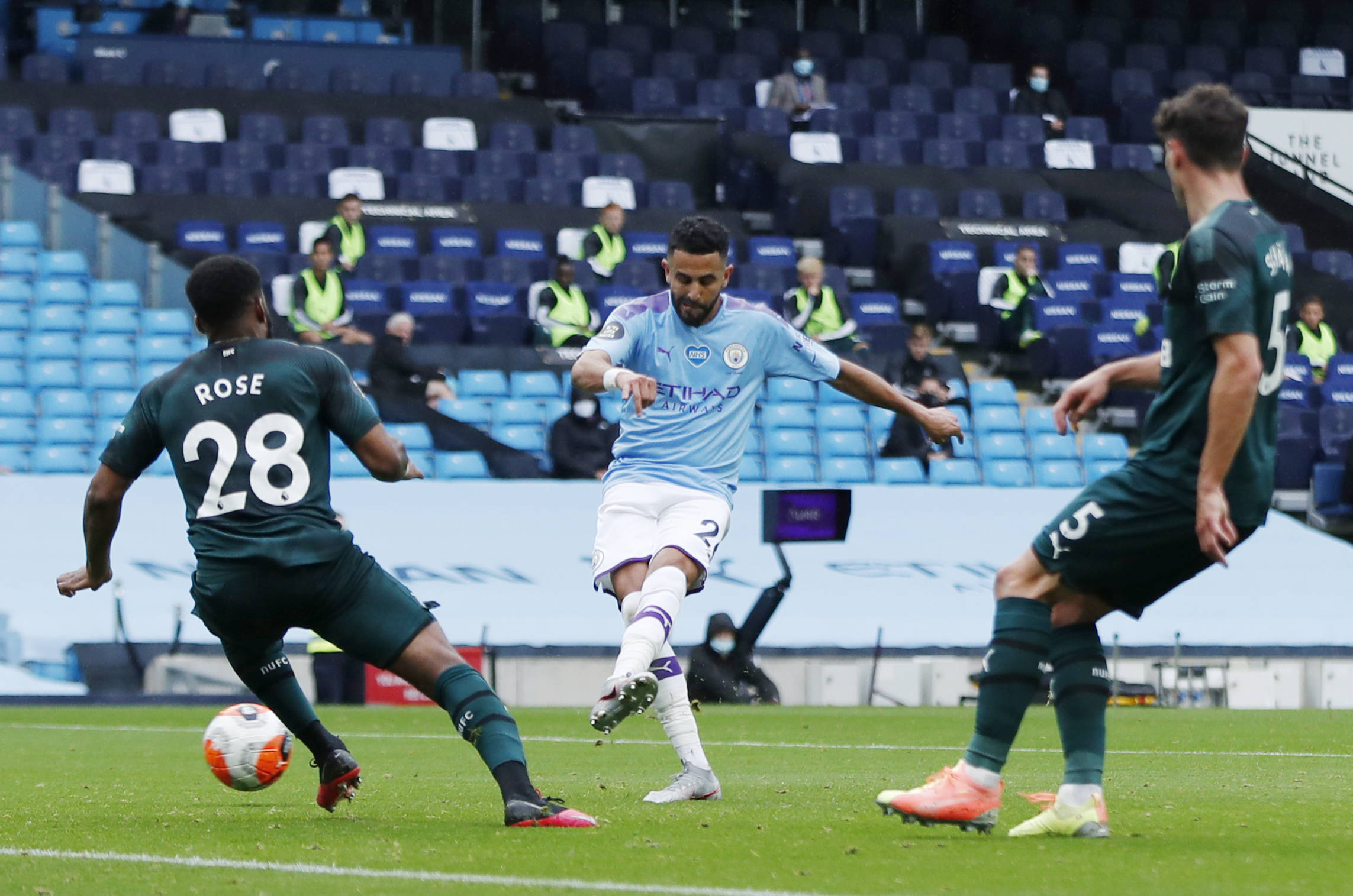 九游体育-足球赛事中的战术博弈令人拍案叫绝