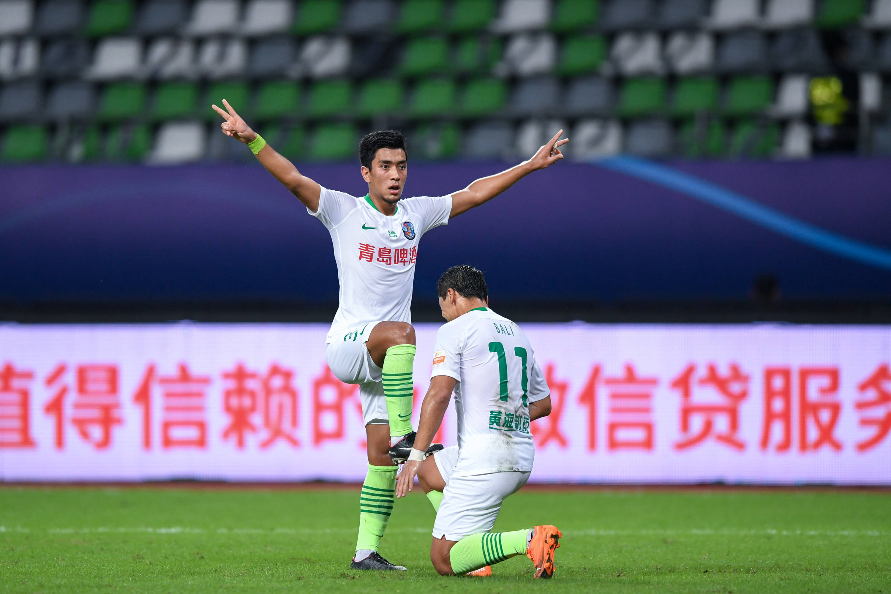 九游娱乐网站-青岛黄海球员表现神勇，扭转形势