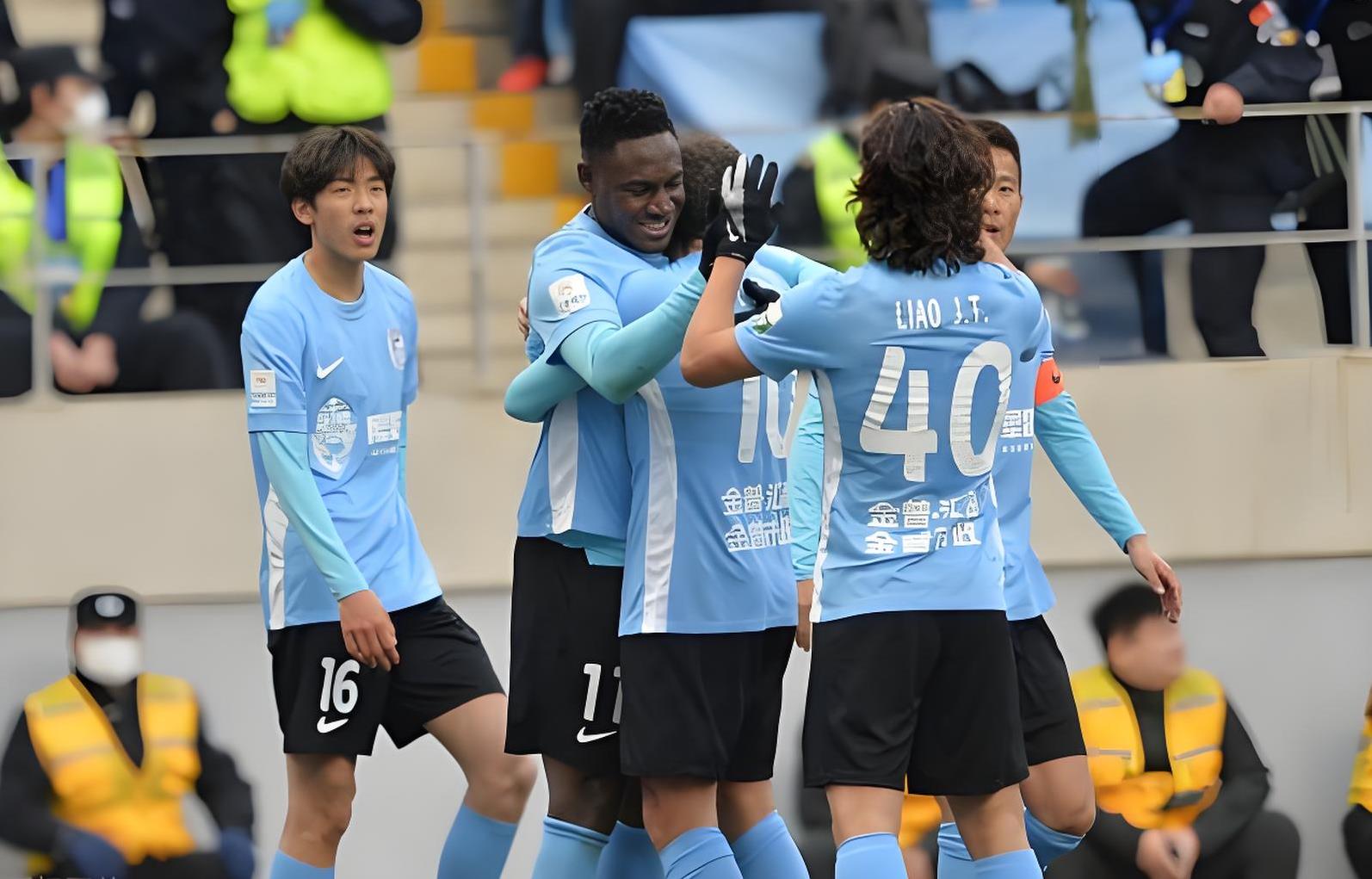 青岛黄海球员表现神勇，扭转形势