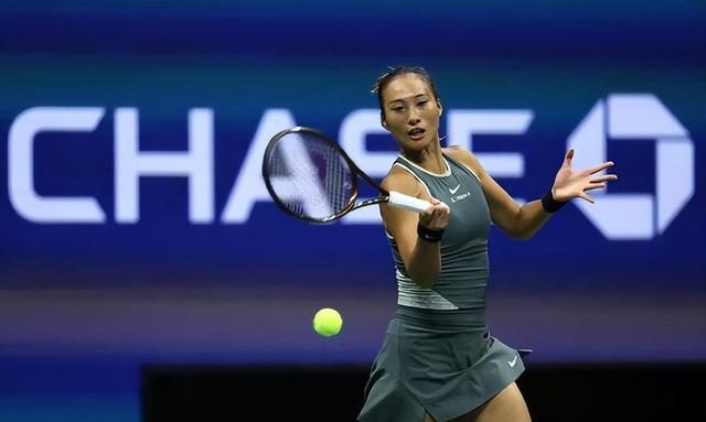 划艇比赛激烈进行,波兰选手坚持到底获得胜利 划艇比赛激烈进行,波兰选手坚持到底获得胜利