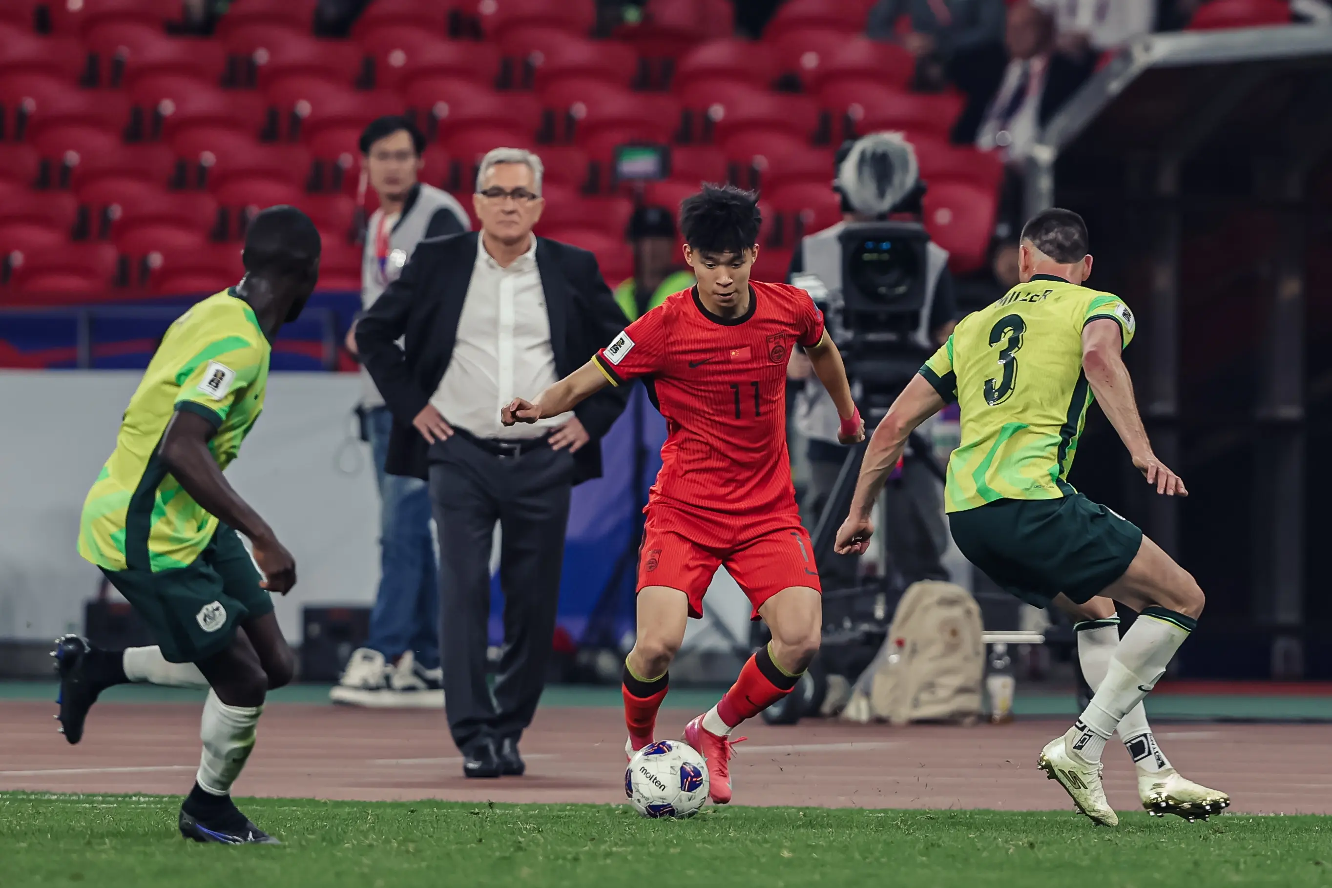 九游娱乐app下载-足坛新秀崭露头角，成为球队一大亮点