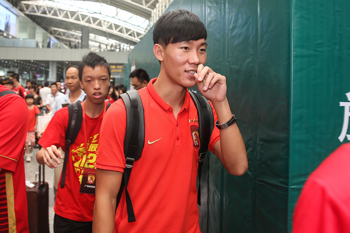 运动员的出色表现为球队赢得了胜利 运动员的出色表现为球队赢得了胜利