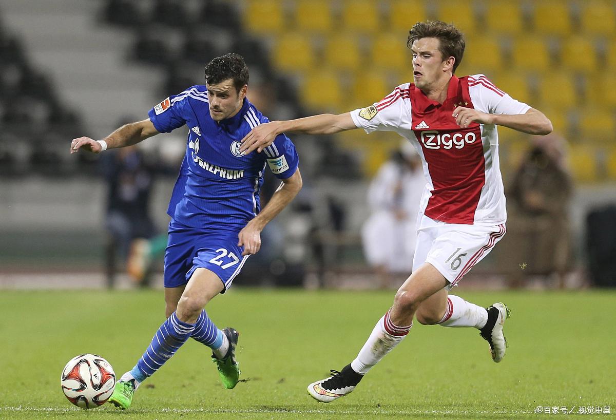 荷兰阿贾克斯队奋力上攻进攻态势强大 荷兰阿贾克斯队奋力上攻进攻态势强大