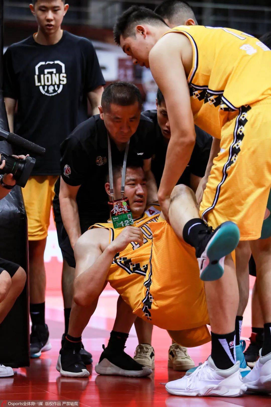 九游游戏-代卡波在比赛中身背伤病，顽强拿下胜利