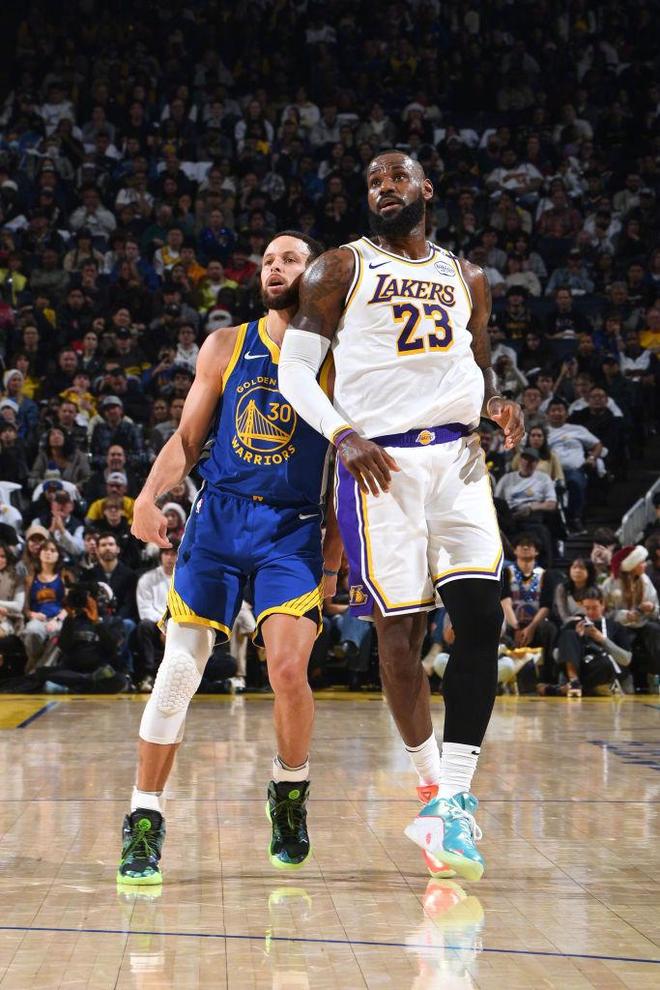 九游娱乐入口-勇士队击败湖人队，保持季后赛希望