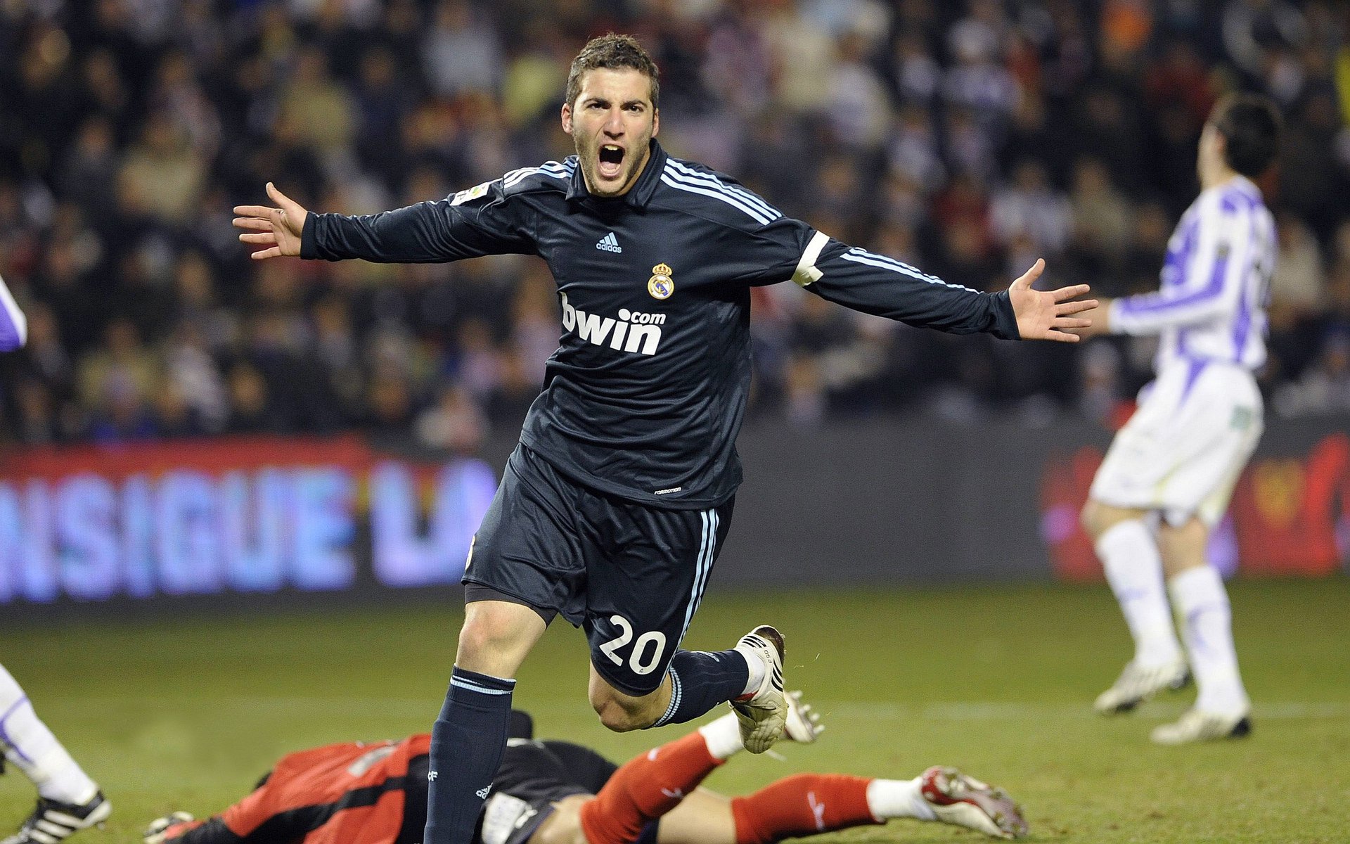 九游APP-跨界MVP，足球巨星法比尼奥的篮球总决赛之夜