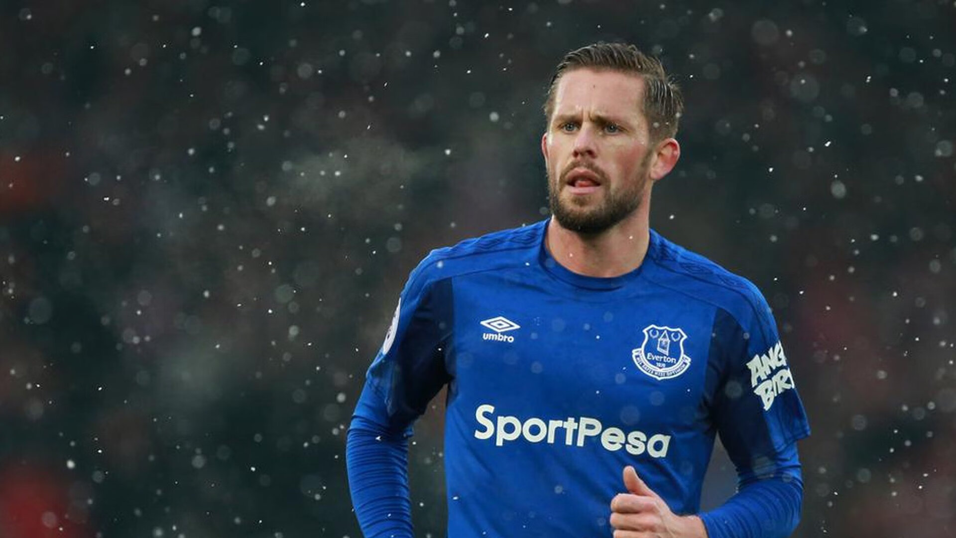 九游官网-友谊赛的黄昏，莱万在贝蒂斯与突尼斯之间完成的自我救赎